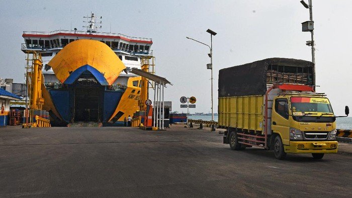 PPKM Darurat, Sopir Truk Bakal Divaksinasi di Pelabuhan hingga Rest Area